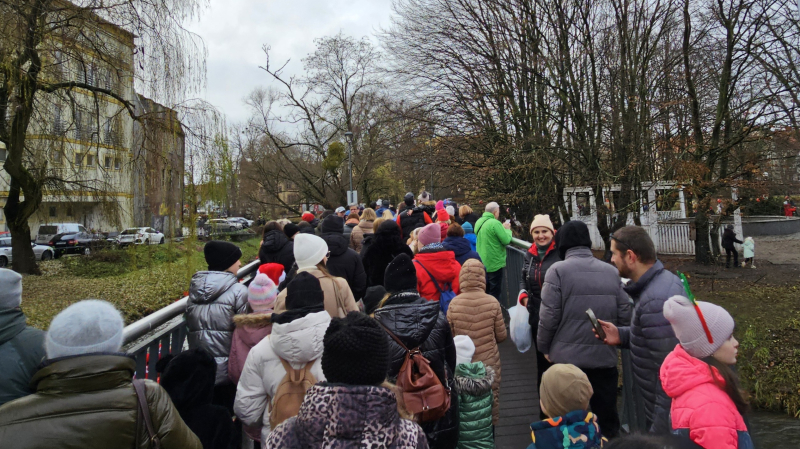 8/16 Orszak Świętego Mikołaja przypłynął Kłodawką prosto do parku Wiosny Ludów 