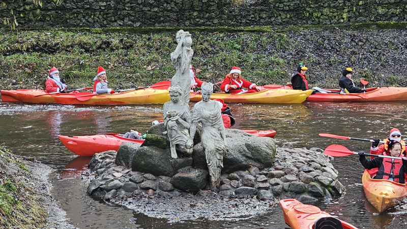 9/16 Orszak Świętego Mikołaja przypłynął Kłodawką prosto do parku Wiosny Ludów 