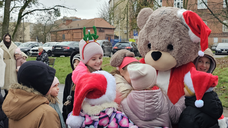 11/16 Orszak Świętego Mikołaja przypłynął Kłodawką prosto do parku Wiosny Ludów 