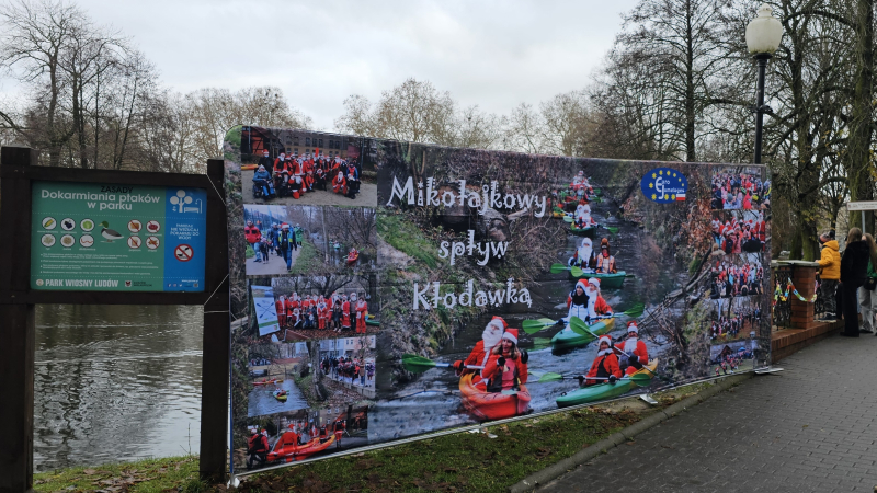 12/16 Orszak Świętego Mikołaja przypłynął Kłodawką prosto do parku Wiosny Ludów 