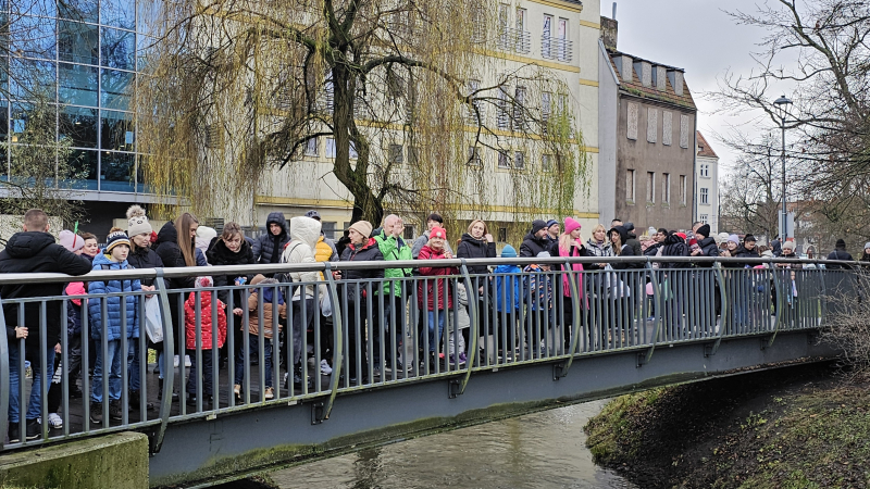 13/16 Orszak Świętego Mikołaja przypłynął Kłodawką prosto do parku Wiosny Ludów 