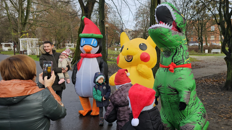 16/16 Orszak Świętego Mikołaja przypłynął Kłodawką prosto do parku Wiosny Ludów 
