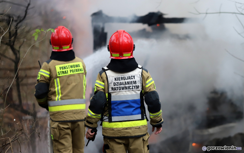 4/9 Pożar altany i auta przy ul. Walczaka