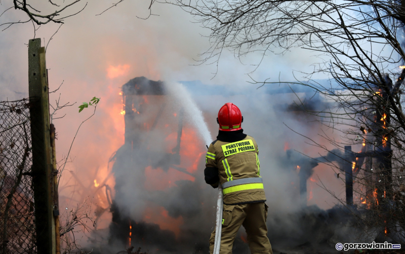 5/9 Pożar altany i auta przy ul. Walczaka