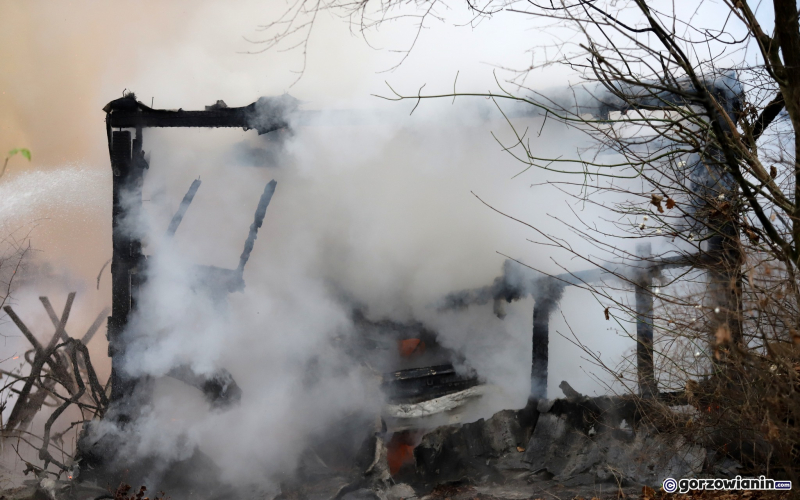6/9 Pożar altany i auta przy ul. Walczaka