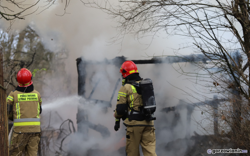7/9 Pożar altany i auta przy ul. Walczaka