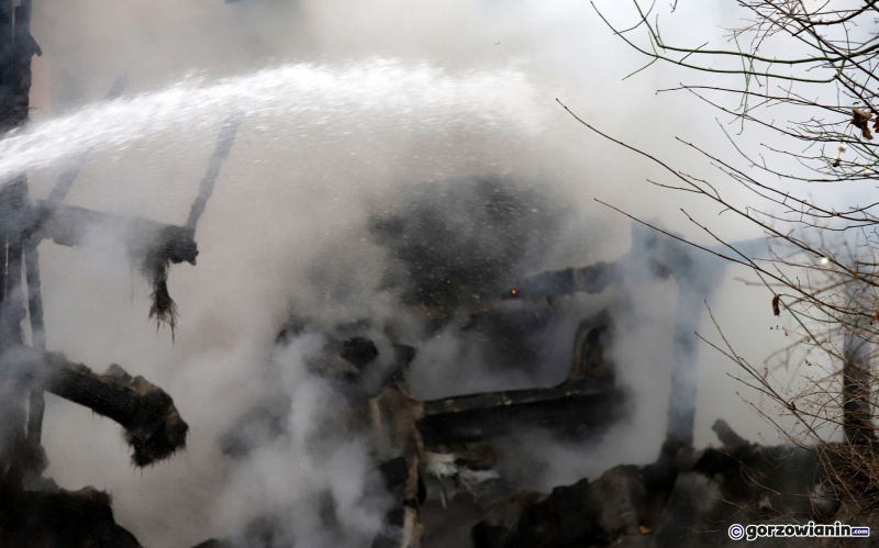 8/9 Pożar altany i auta przy ul. Walczaka