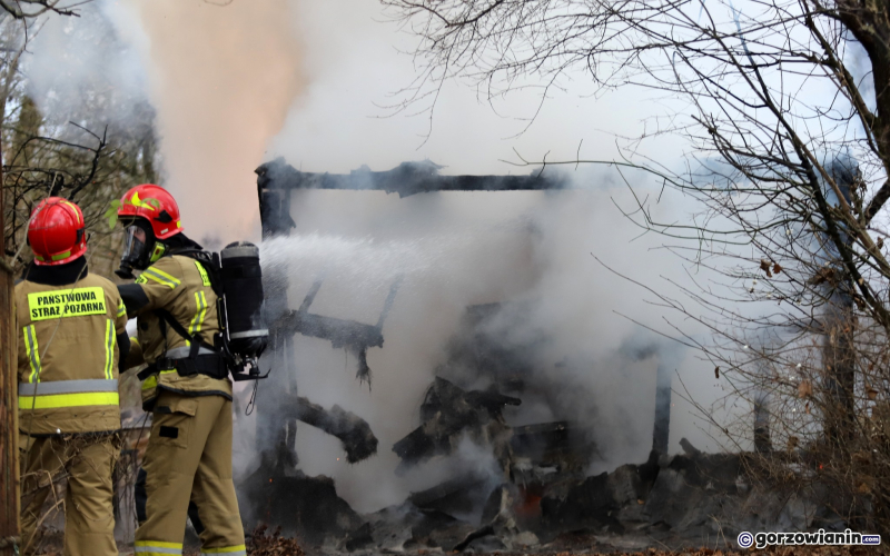 9/9 Pożar altany i auta przy ul. Walczaka