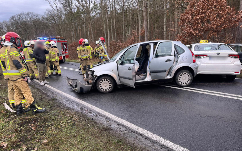 2/8 Czołowe zderzenie citroena i toyoty na DW132