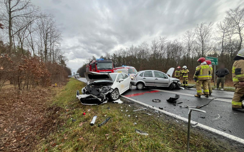 3/8 Czołowe zderzenie citroena i toyoty na DW132