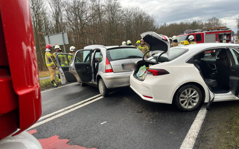 4/8 Czołowe zderzenie citroena i toyoty na DW132