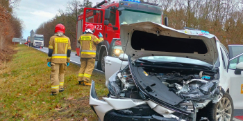 Czołowe zderzenie citroena i toyoty na DW132