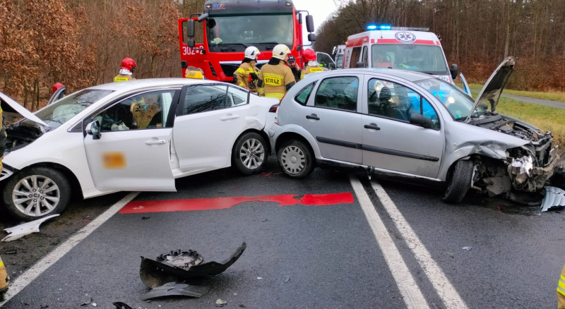7/8 Czołowe zderzenie citroena i toyoty na DW132