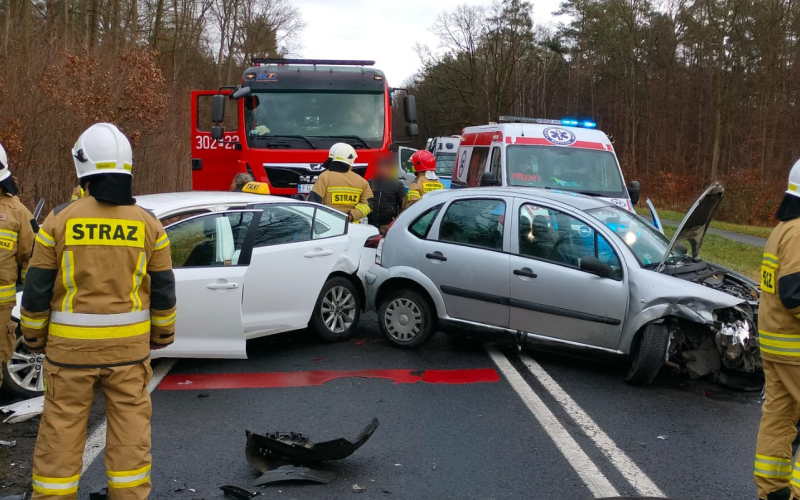 8/8 Czołowe zderzenie citroena i toyoty na DW132
