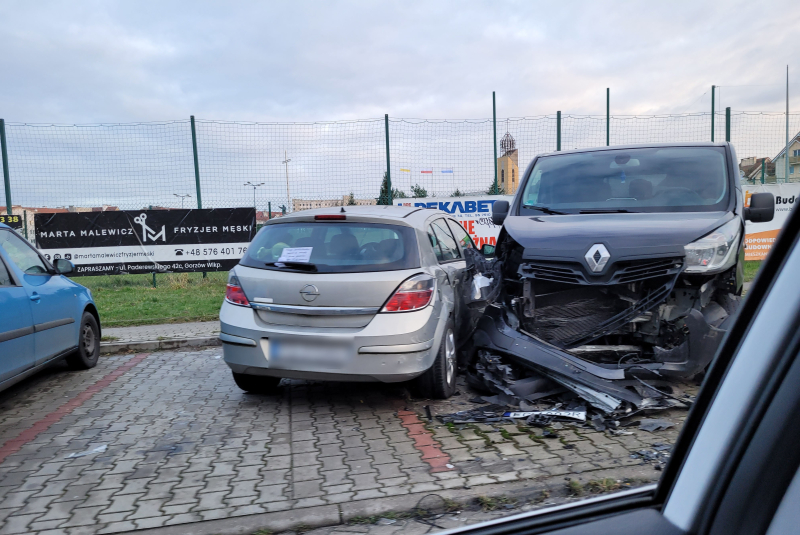 4/6 Pijany kierowca seata rozbił zaparkowane auta
