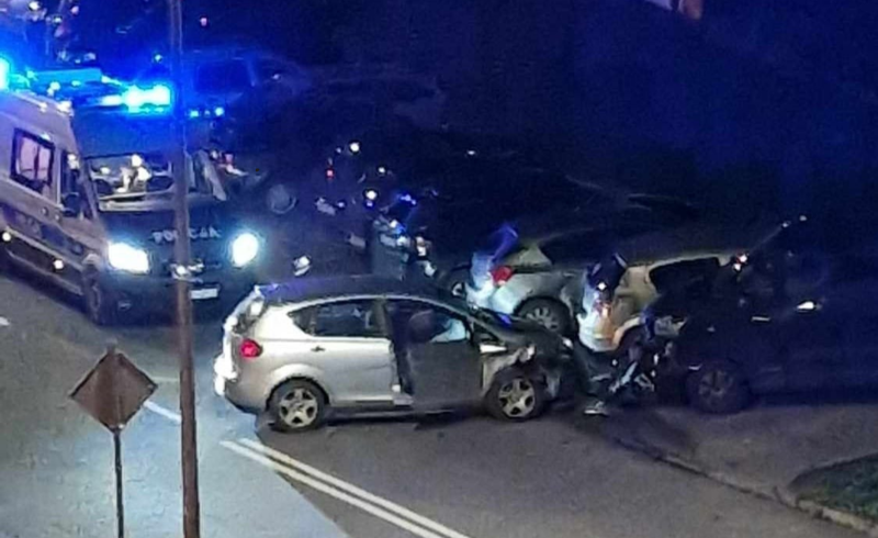 5/6 Pijany kierowca seata rozbił zaparkowane auta