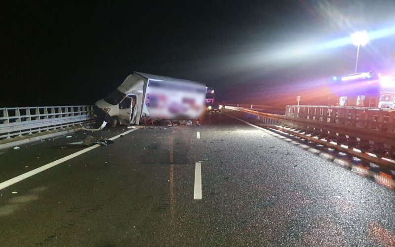 7/7 Zderzenie volkswagena i dostawczego renault na S3