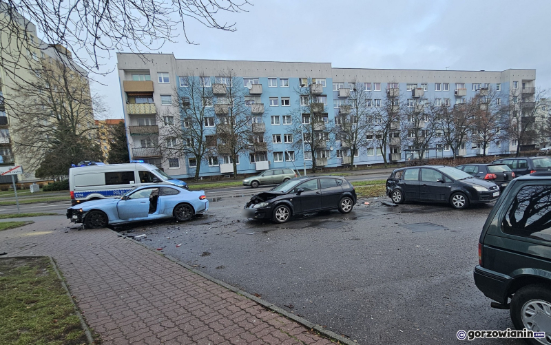 1/9 Kierujący BMW rozbił zaparkowane auta na Szarych Szeregów