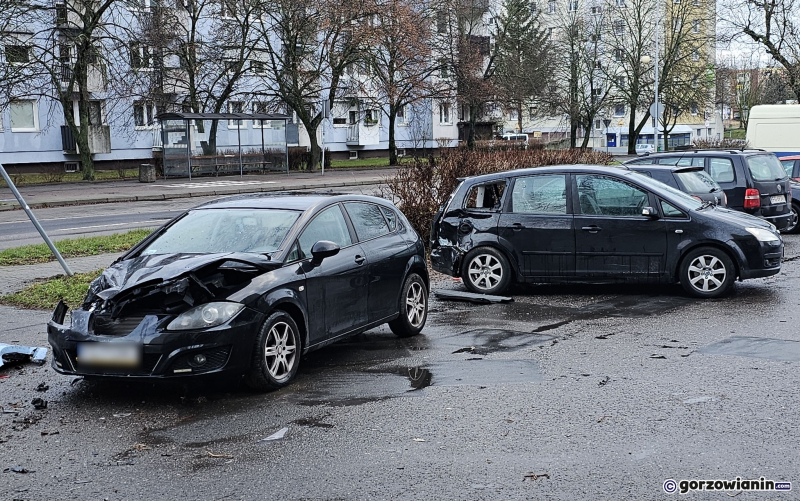 2/9 Kierujący BMW rozbił zaparkowane auta na Szarych Szeregów