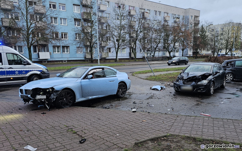 3/9 Kierujący BMW rozbił zaparkowane auta na Szarych Szeregów