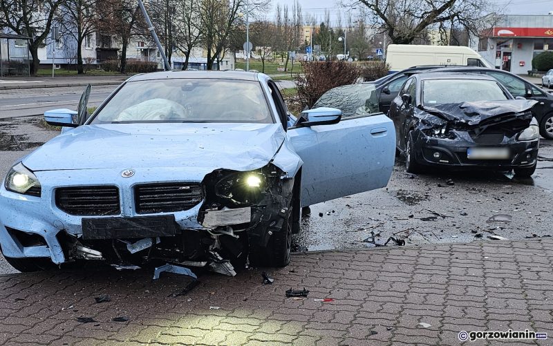 4/9 Kierujący BMW rozbił zaparkowane auta na Szarych Szeregów