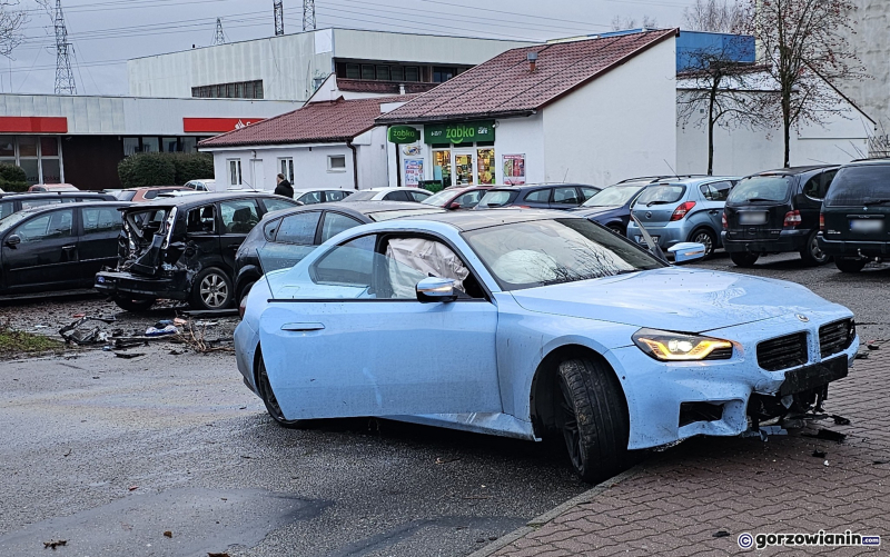 5/9 Kierujący BMW rozbił zaparkowane auta na Szarych Szeregów