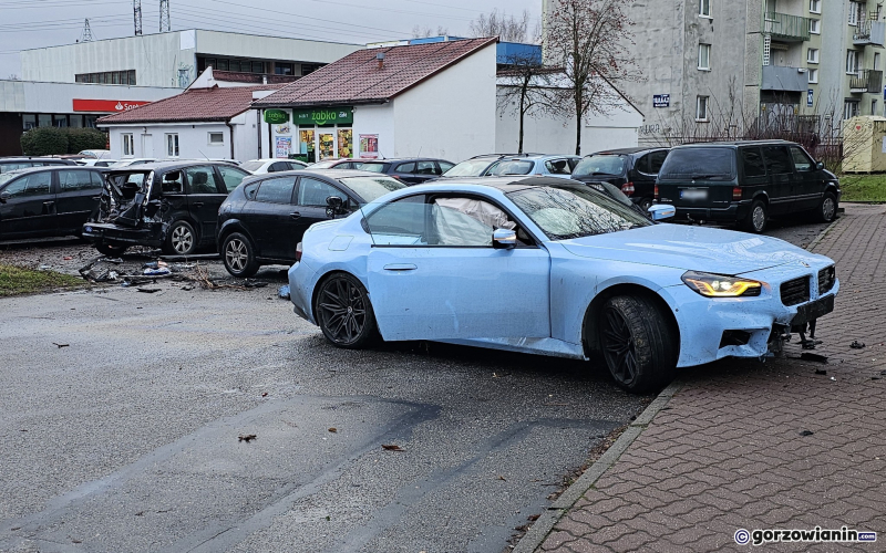 8/9 Kierujący BMW rozbił zaparkowane auta na Szarych Szeregów