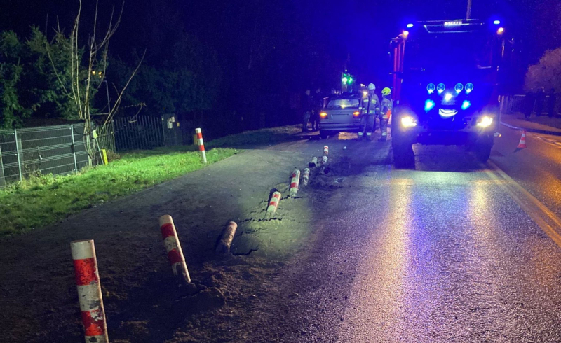 1/4 Kierujący BMW uderzył w słupki na poboczu drogi