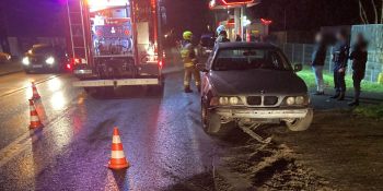 Kierujący BMW uderzył w słupki na poboczu drogi