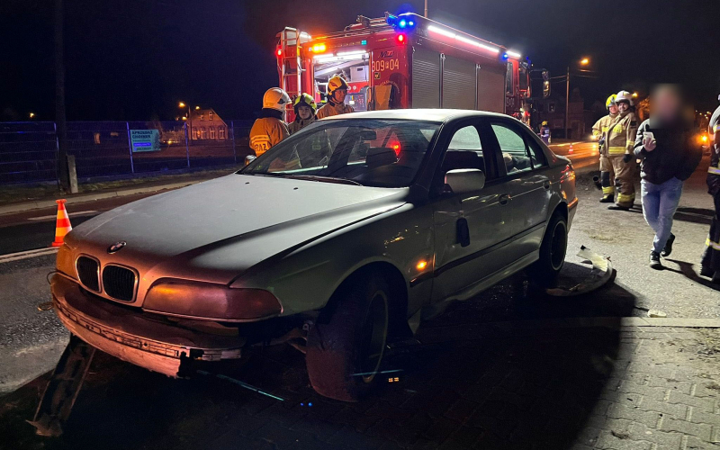 3/4 Kierujący BMW uderzył w słupki na poboczu drogi