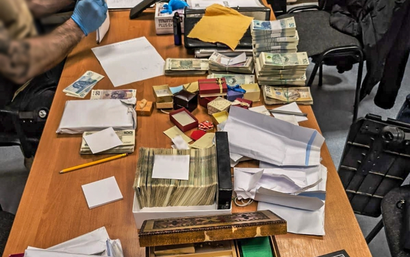 3/7 Policjanci zatrzymali oszustów i odzyskali ponad 350 tysięcy złotych, biżuterię i złoto