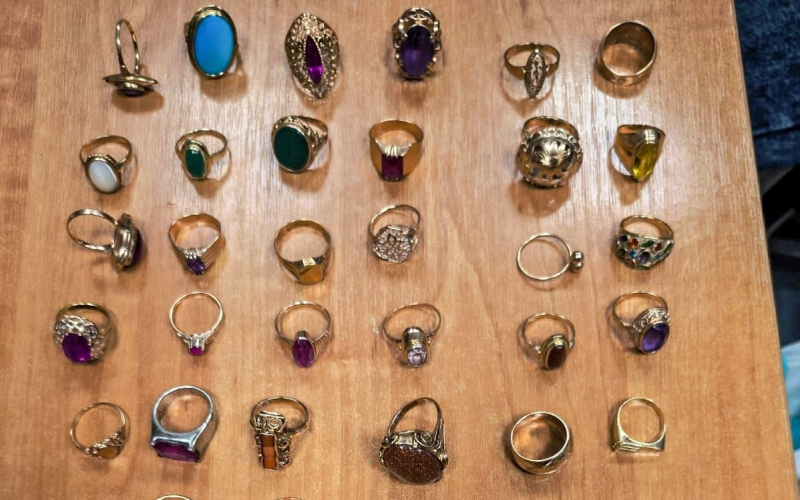 4/7 Policjanci zatrzymali oszustów i odzyskali ponad 350 tysięcy złotych, biżuterię i złoto