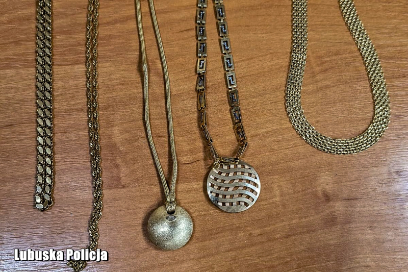 6/7 Policjanci zatrzymali oszustów i odzyskali ponad 350 tysięcy złotych, biżuterię i złoto