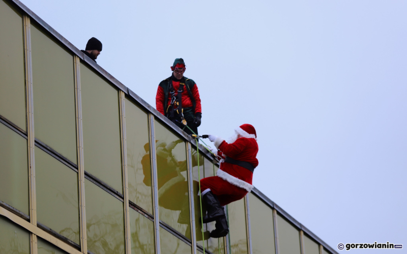 3/9 Mikołaj z Elfem rozdał prezenty dzieciom ze szpitala