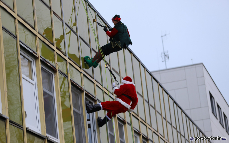 5/9 Mikołaj z Elfem rozdał prezenty dzieciom ze szpitala