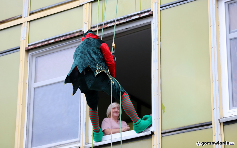 9/9 Mikołaj z Elfem rozdał prezenty dzieciom ze szpitala