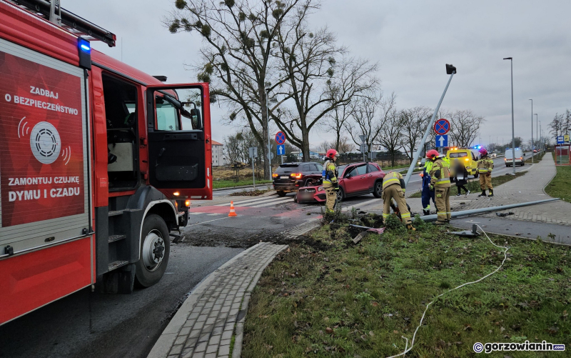 1/7 Kierujący mercedesem uderzył w latarnie na rondzie Europejskim