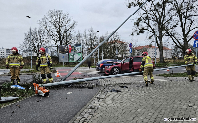 2/7 Kierujący mercedesem uderzył w latarnie na rondzie Europejskim