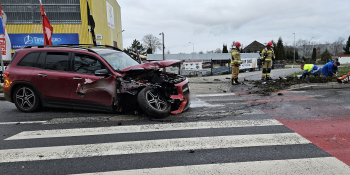 Kierujący mercedesem uderzył w latarnie na rondzie Europejskim