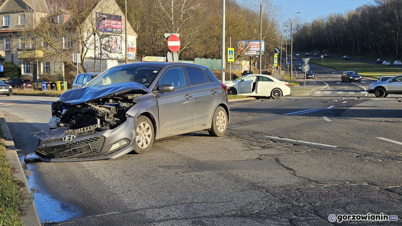 3/8 Zderzenie mercedesa z hyundaiem na rondzie Wyszyńskiego