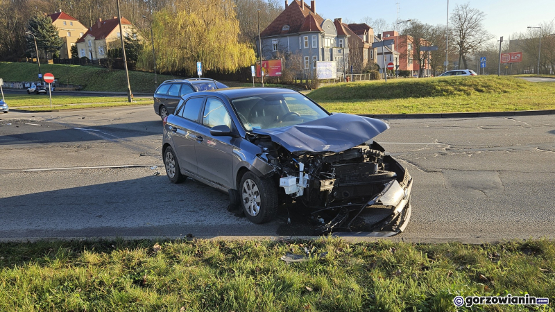 5/8 Zderzenie mercedesa z hyundaiem na rondzie Wyszyńskiego