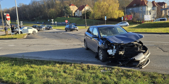 Zderzenie mercedesa z hyundaiem na rondzie Wyszyńskiego