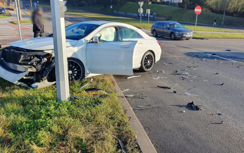 8/8 Zderzenie mercedesa z hyundaiem na rondzie Wyszyńskiego