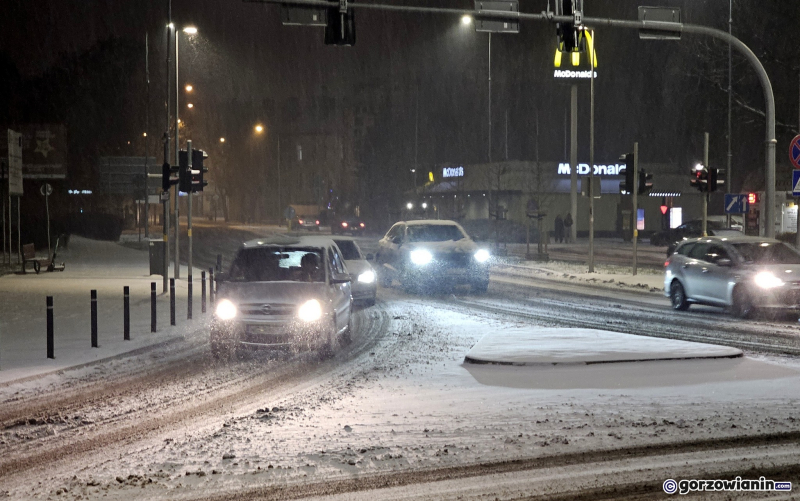 13/14 W Gorzowie zrobiło się zimowo. Śnieg na ulicach miasta