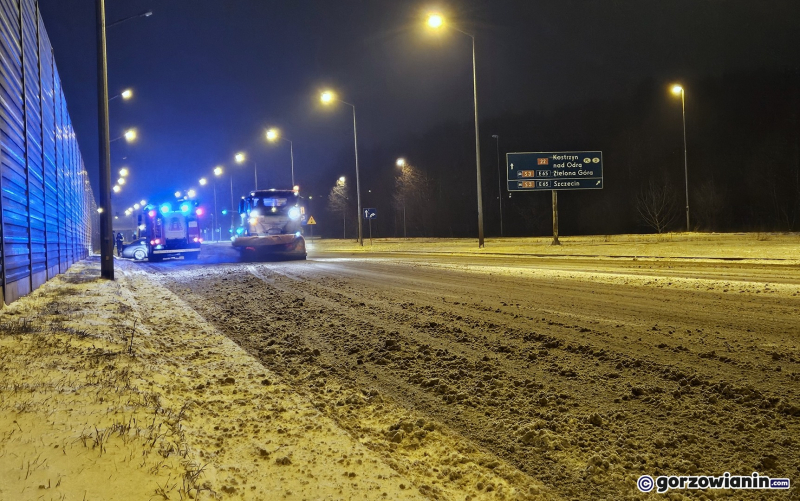 1/4 Ślisko na drogach w Gorzowie. Kierujący BMW uderzył w latarnię