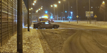 Ślisko na drogach w Gorzowie. Kierujący BMW uderzył w latarnię