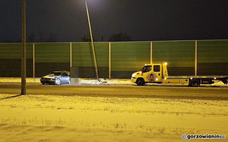 3/4 Ślisko na drogach w Gorzowie. Kierujący BMW uderzył w latarnię