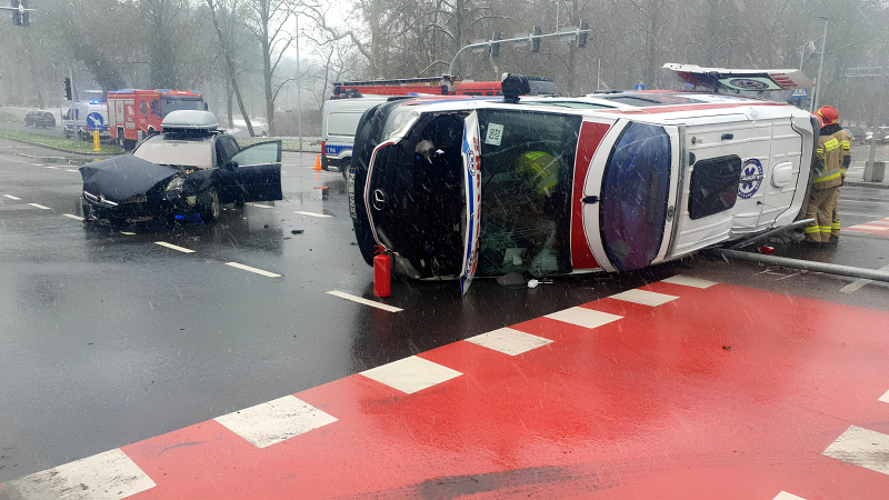 2/4 Gorzów: Wypadek karetki z pacjentem