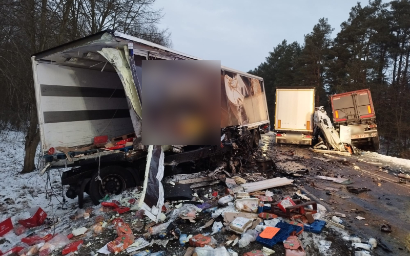 3/6 Zderzenie trzech ciężarówek i osobówki na DW119. Nie żyją dwie osoby