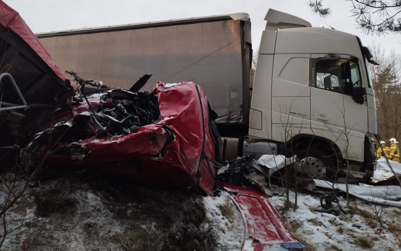 4/6 Zderzenie trzech ciężarówek i osobówki na DW119. Nie żyją dwie osoby